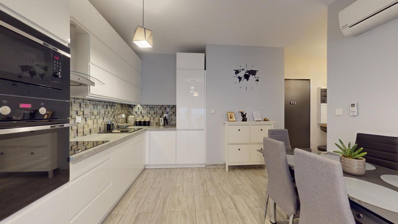 Family House Near The Market Square -Perfect For Family & Business Stays - Ksiecia Witolda Street 500 Steps To Market Square - 2 Bedrooms,2 Parking Places Wrocław Eksteriør billede